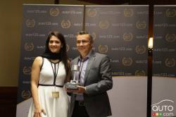 Didier Marsaud, de Nissan Canada, reçoit le prix du VUS sous-compact de l’année 2018 (Nissan Qashqai)