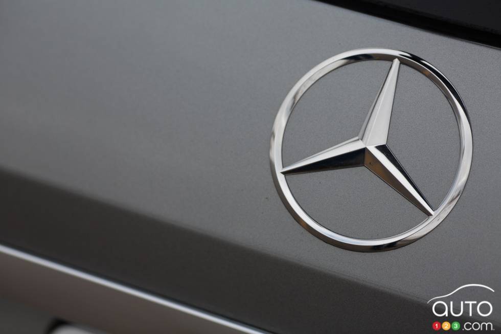 Mercedes-Benz 3-pointed star badge