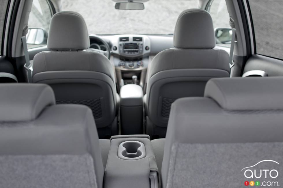 Rear bench seats with center console