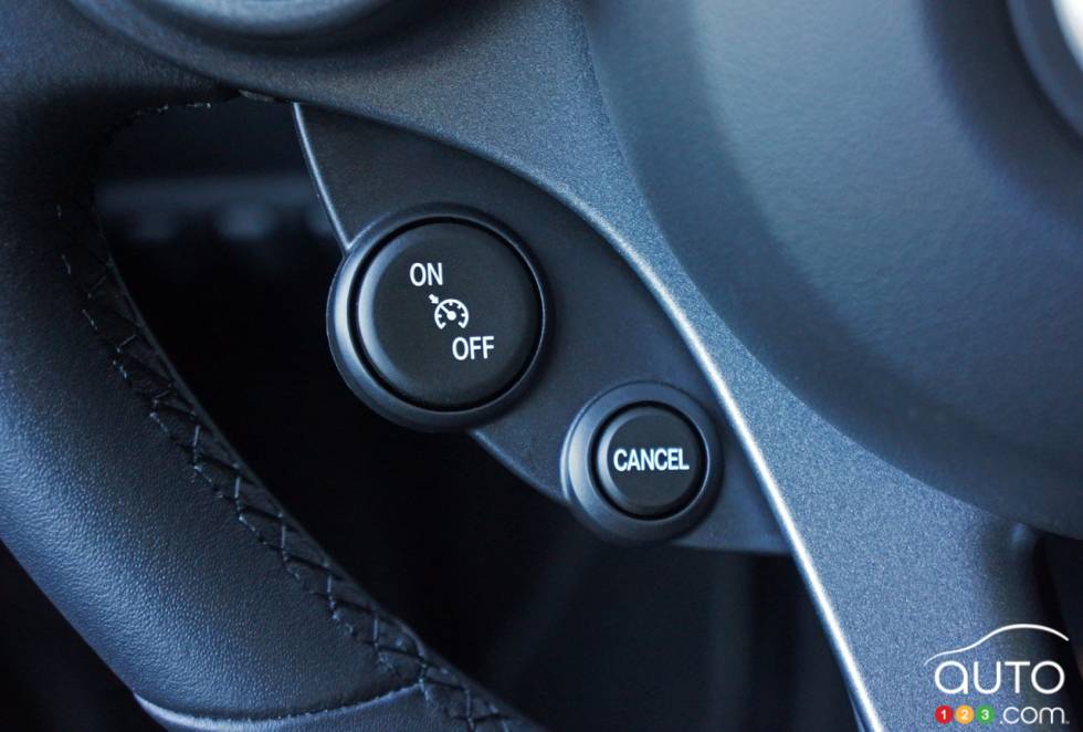 2016 Smart ForTwo Coupe Passion steering wheel mounted cruise controls