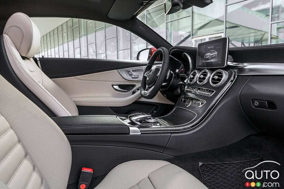 2017 Mercedes-Benz C-Class front interior compartment
