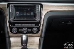 2016 Volkswagen Passat TSI center console