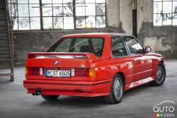 Vue 3/4 arrière de la BMW E30 M3
