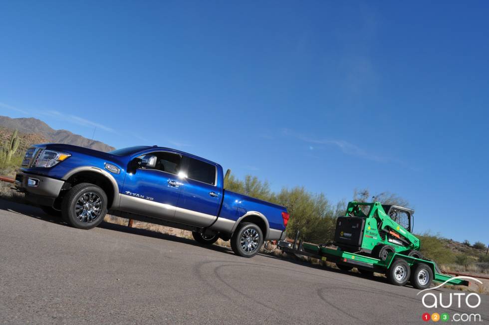 Vue de côté Nissan Titan XD 2016