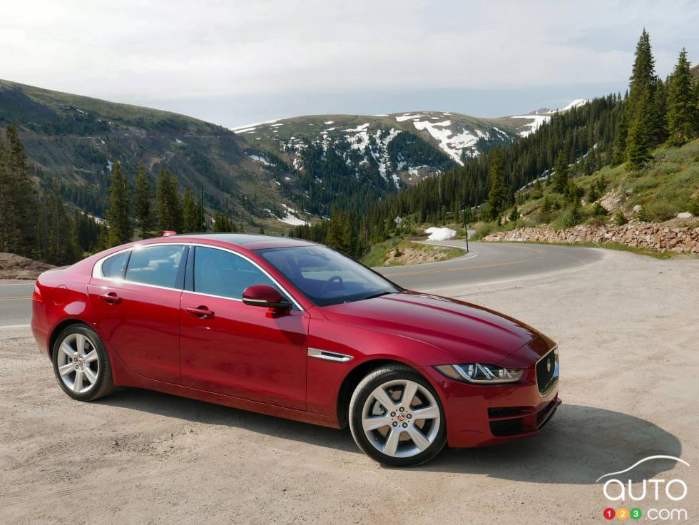 2017 Jaguar XE front 3/4 view