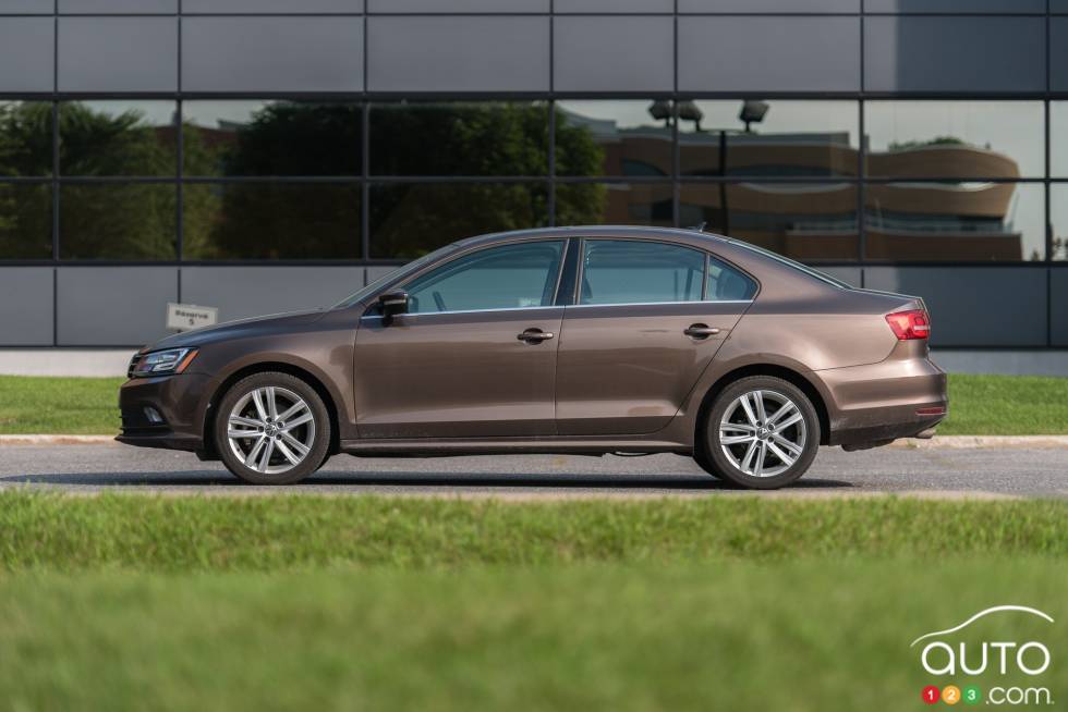 2015 Volkswagen Jetta TDI side view