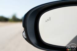 2016 Lexus ES 300h blind spot monitoring