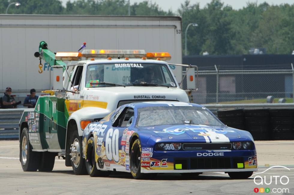 Ron Beauchamp Jr., Mopar/Exide/Pennzoil Dodge gets a tow at the end of final practice