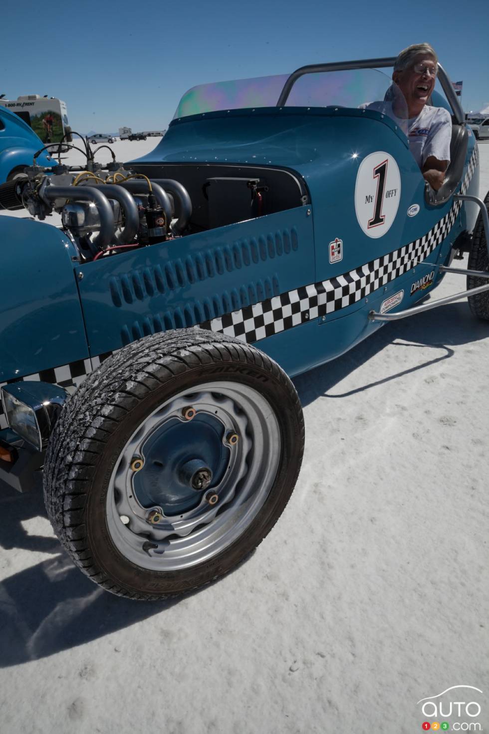 Une petite voiture Ford amusante.