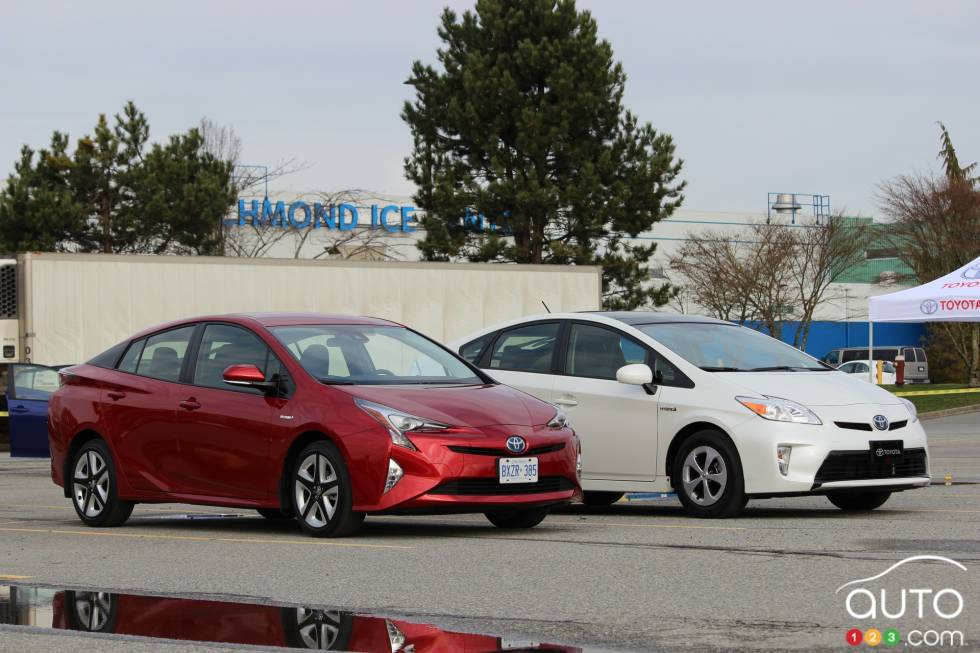 Vue 3/4 avant de la Toyota Prius 2016