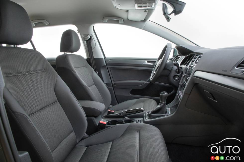 2018 Golf SportWagen front seats