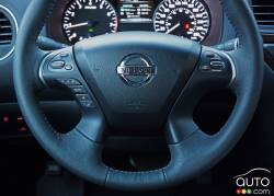 2016 Nissan Pathfinder Platinum steering wheel