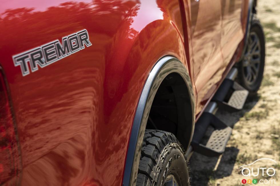 Le nouvel ensemble tout-terrain Tremor disponible sur le 2021 Ranger crée le Ranger d'usine le plus prêt pour la conduite hors route jamais offert en Amérique du Nord, ajoutant un nouveau niveau de capacité tout-terrain sans sacrifier la maniabilité, la charge utile et la capacité de remorquage que les propriétaires de Ranger attendent au quotidien.