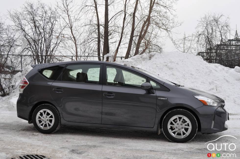 Vue de côté de la Toyota Prius V 2016