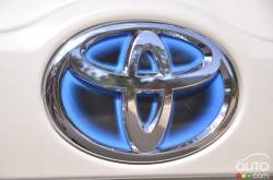 2017 Toyota Highlander Hybrid manufacturer badge