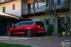 2017 Chrysler Pacifica rear 3/4 view