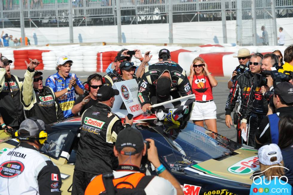 D.J. Kennington, Castrol Edge/Mahindra Tractors Dodge célèbre sa victoire