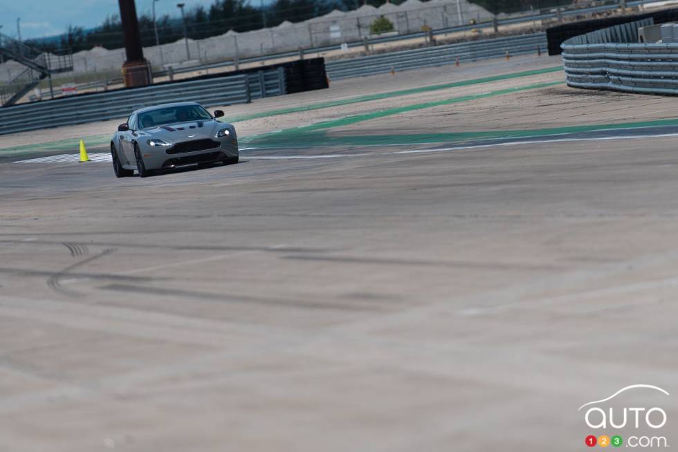 Aston Martin V12 Vantage S 2015 sur piste