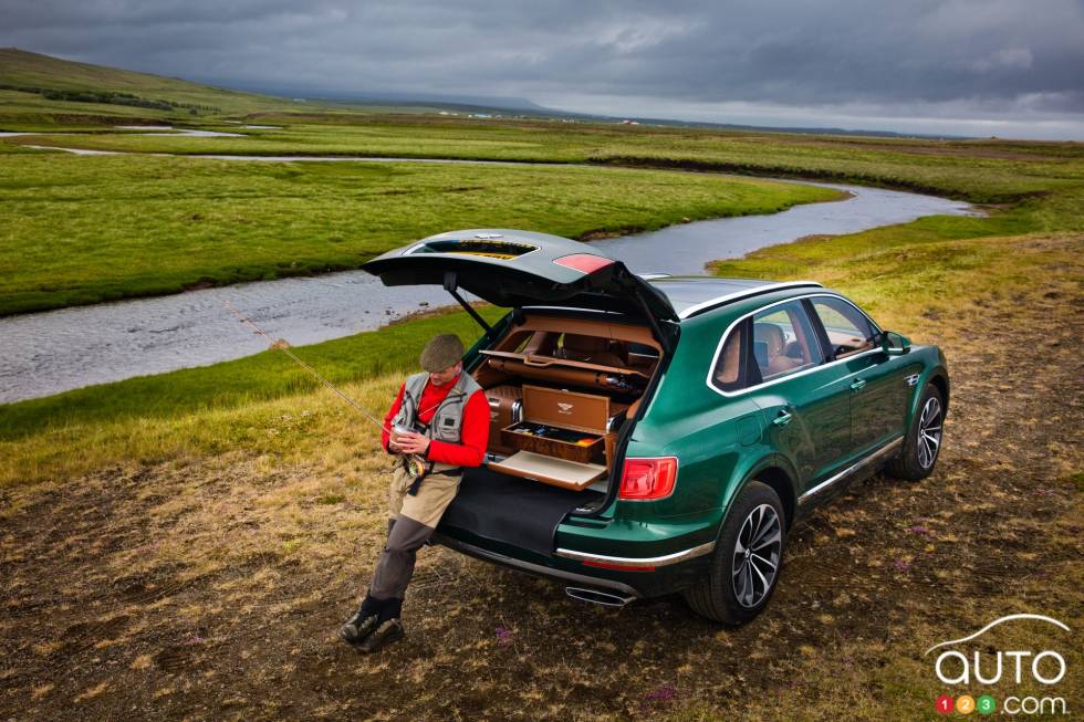 Vue 3/4 arrière du Bentley Bentayga Fly Fishing 2017