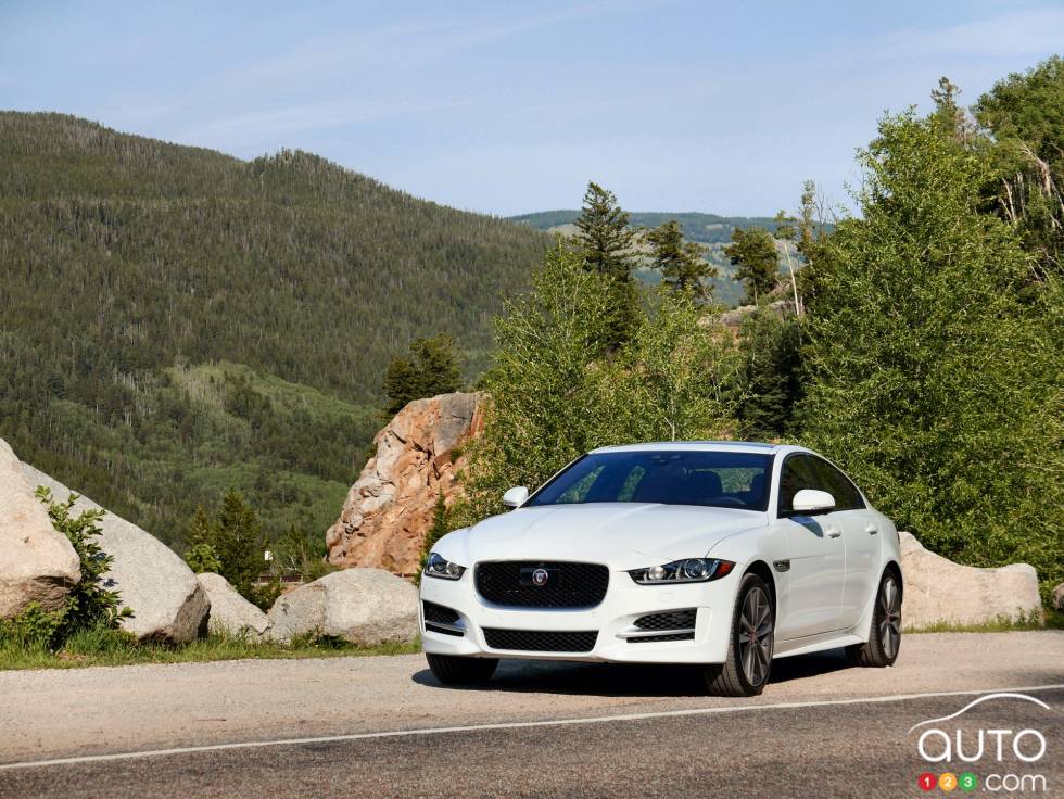 2017 Jaguar XE front 3/4 view