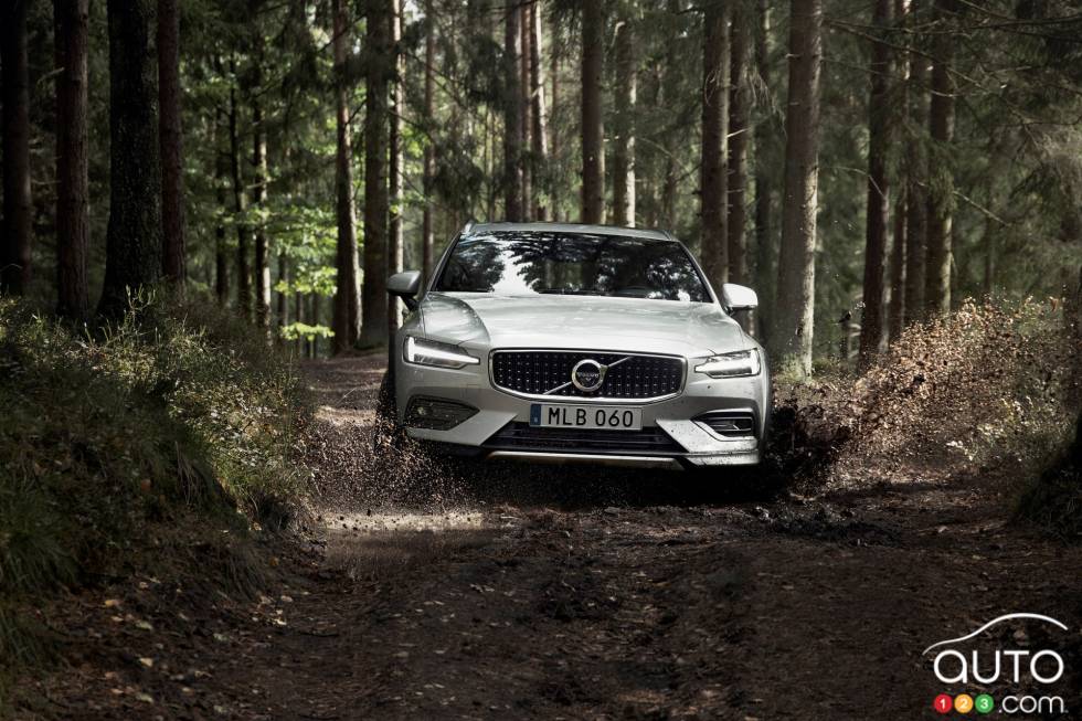 The new 2019 Volvo V60 Cross Country