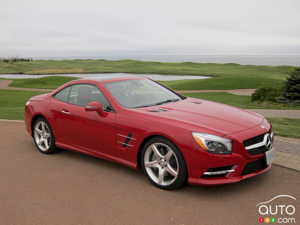 Vue 3/4 avant droit, rouge