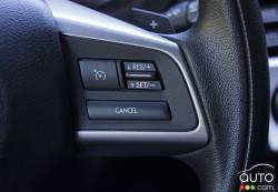 Commande pour le régulateur de vitesse sur le volant de la Subaru Impreza 5 portes touring 2016