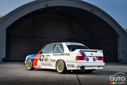 Vue 3/4 arrière de la BMW E30 M3