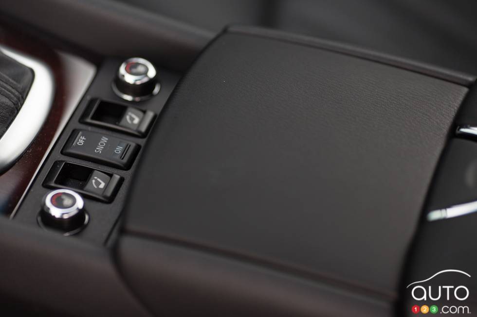 Centre console details