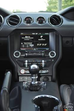Console centrale de la Ford Mustang GT 2015