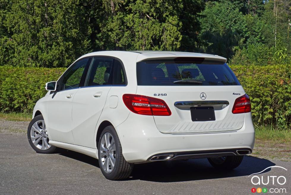 2016 Mercedes-Benz B250 4matic rear 3/4 view