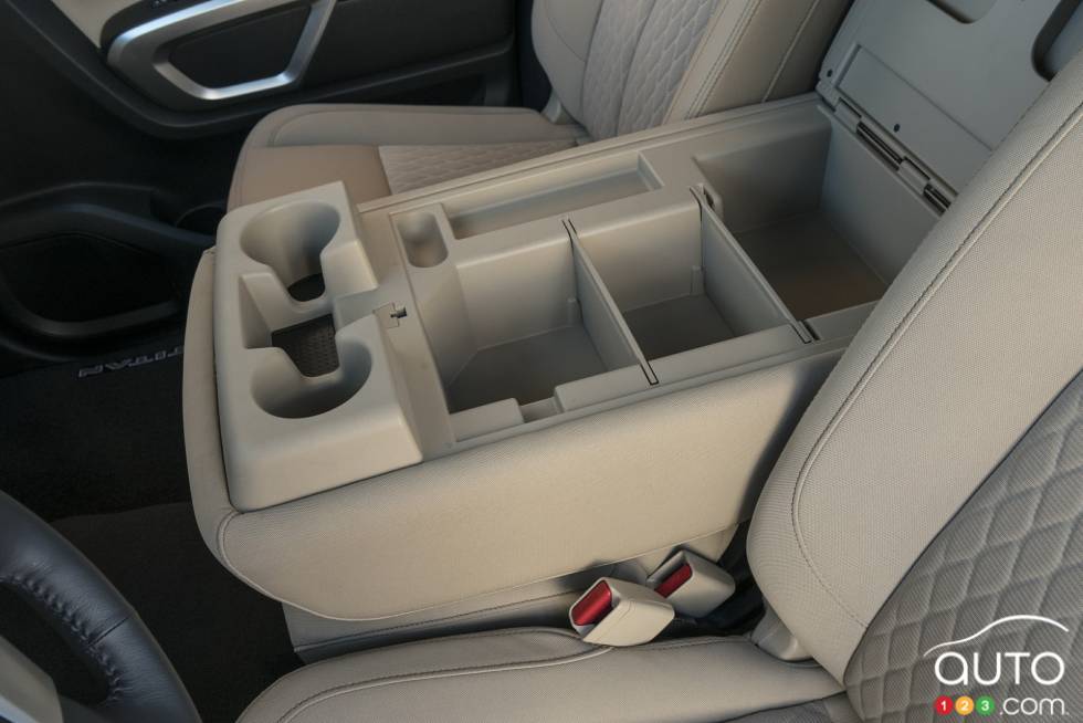 2017 Nissan TITAN Single Cab center console