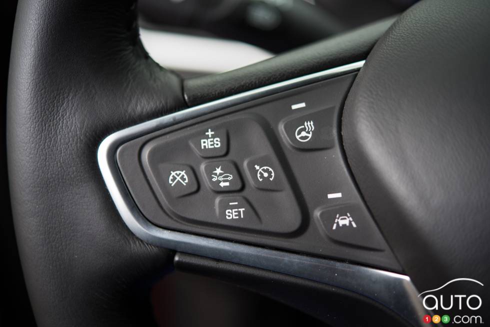 Commande pour le régulateur de vitesse sur le volant de la Chevrolet Volt 2016