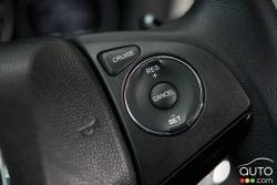 Commande pour le régulateur de vitesse sur le volant de la Honda HR-V EX-L Navi 2016