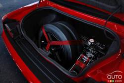 2018 Dodge Challenger SRT Demon Drag Kit dispose d'un système Demon Track Pack qui s'insère dans le coffre SRT Demon et retient solidement les roues avant et les outils de piste.