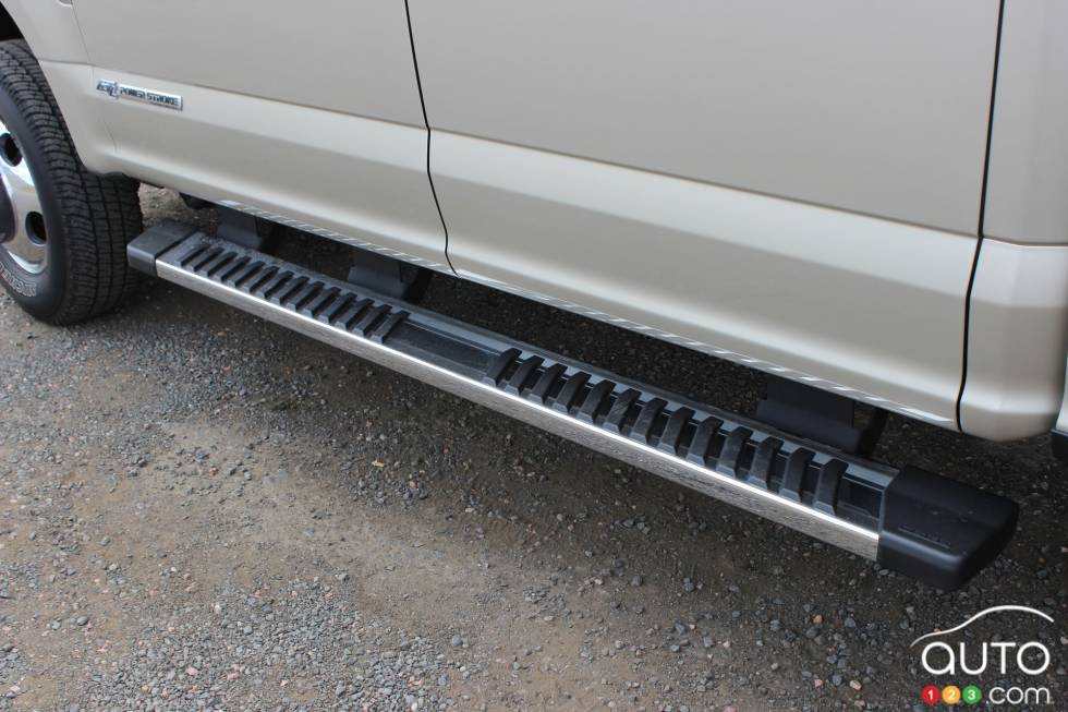 2017 Ford F Series Super Duty side step