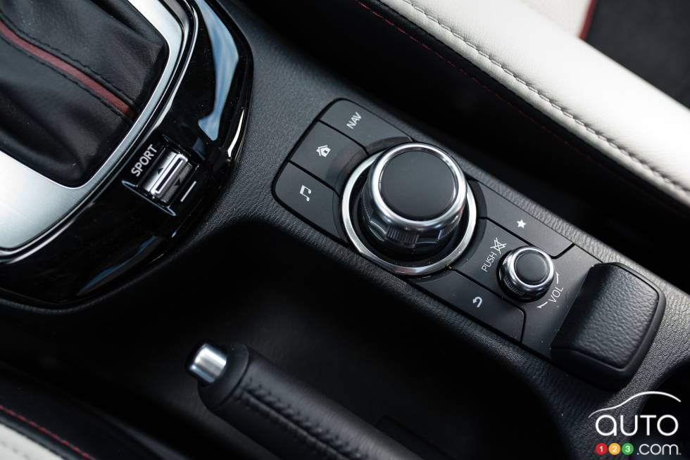 2016 Mazda CX-3 GT infotainement controls