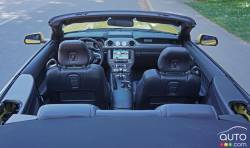 2016 Ford Mustang GT front interior compartment