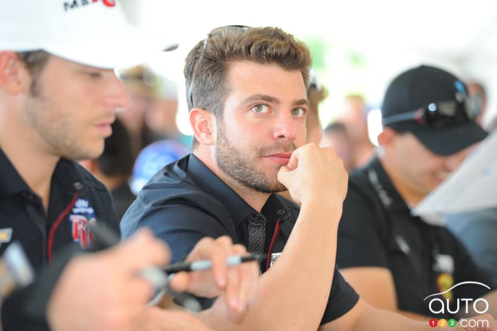 E.J. Viso, Team Venezuela/Andretti Autosport/HVM at autograph session