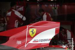 Une pièce de Ferrari devant le garage.
