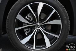 We drive the 2024 Volkswagen Atlas Cross Sport