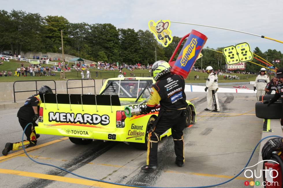Arrêt aux puits de Matt Crafton, Toyota Ideal Door-Menards  durant la course