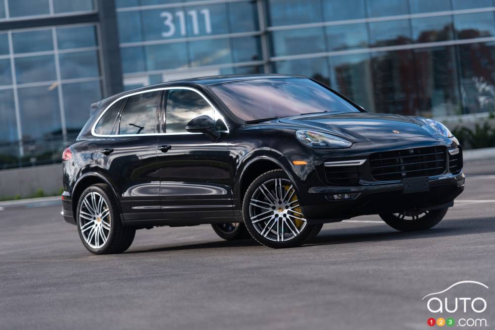2016 Porsche Cayenne Turbo S front 3/4 view