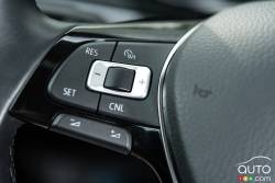 Commande pour le régulateur de vitesse sur le volant de la Volkswagen Jetta TDI 2015