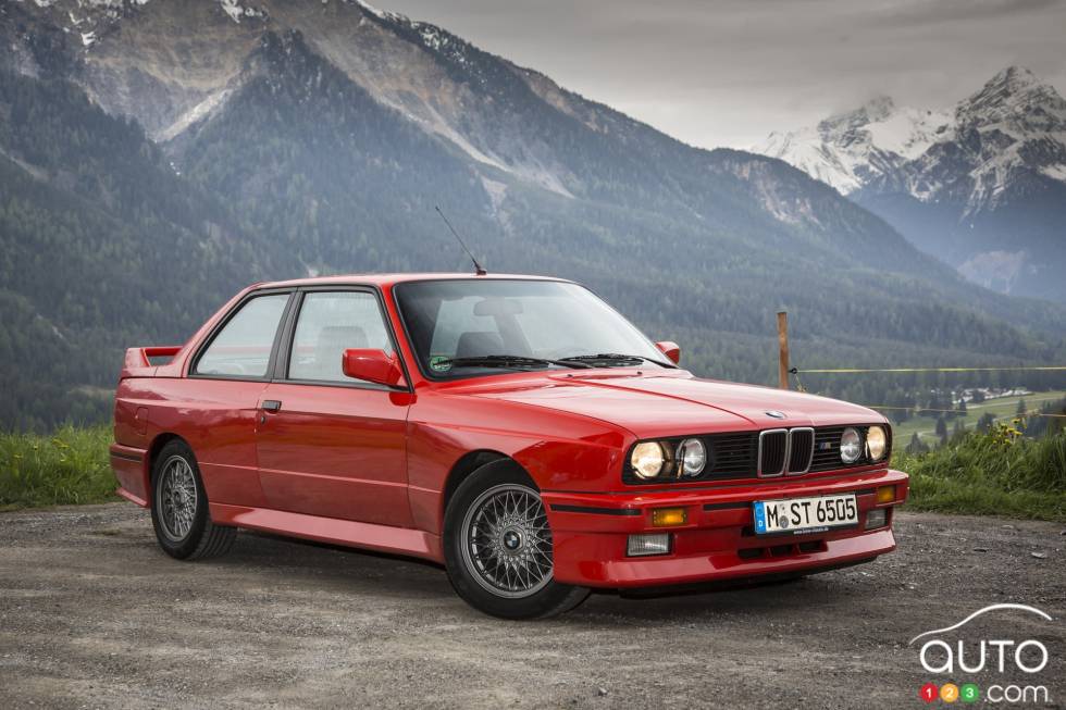 Vue 3/4 avant de la BMW E30 M3