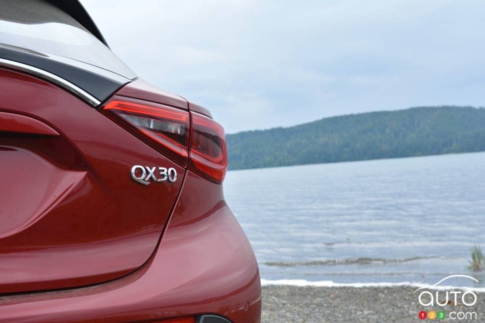 2017 Infiniti QX30 model badge