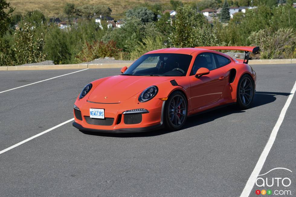 2016 Porsche 911 GT3 RS front 3/4 view