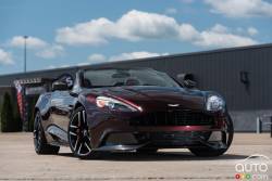 Vue 3/4 avant de l'Aston Martin Vanquish Roadster 2015