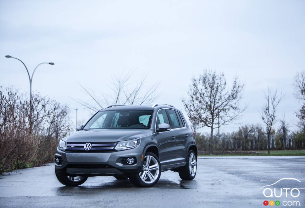 Vue 3/4 avant gauche éloignée avec les roues braquées