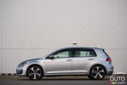 Vue de côté de la Volkswagen Golf GTI 2016